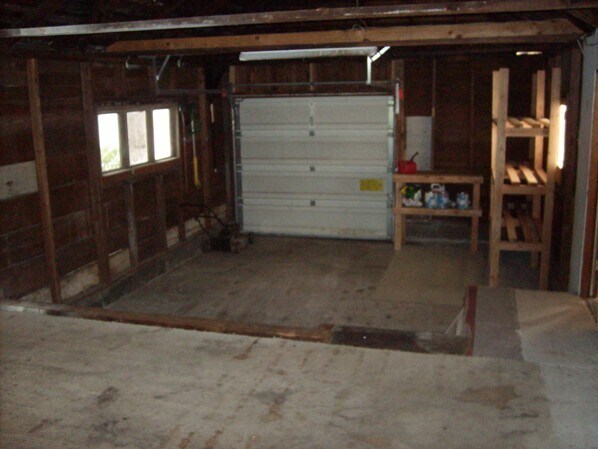 Building Photo - Hardwood Floors~ Large, Covered Front Porch