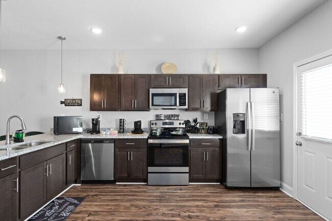 Building Photo - Modern Comforts in Clarksville – Stylish 2BR, 2.5BA Home Near Downtown