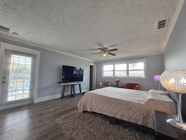 Huge bedrooms - 171 NE Caprona Ave