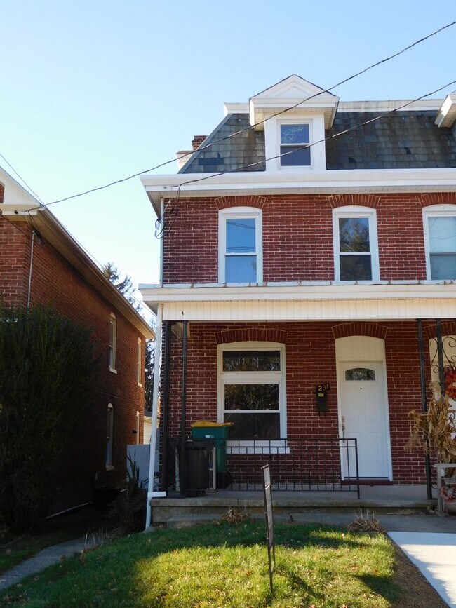 Primary Photo - 231-233 W. Sixth St.