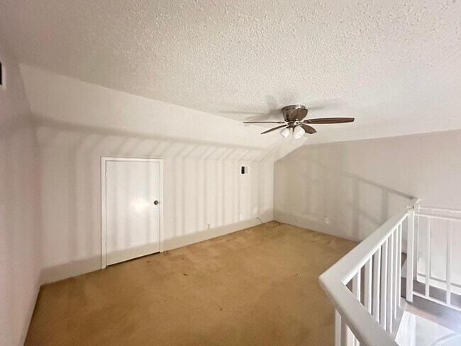 Building Photo - 219 Kings Ct