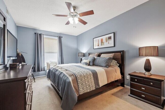 Building Photo - Bright & Spacious 2BR/2BA Condo with Cover...