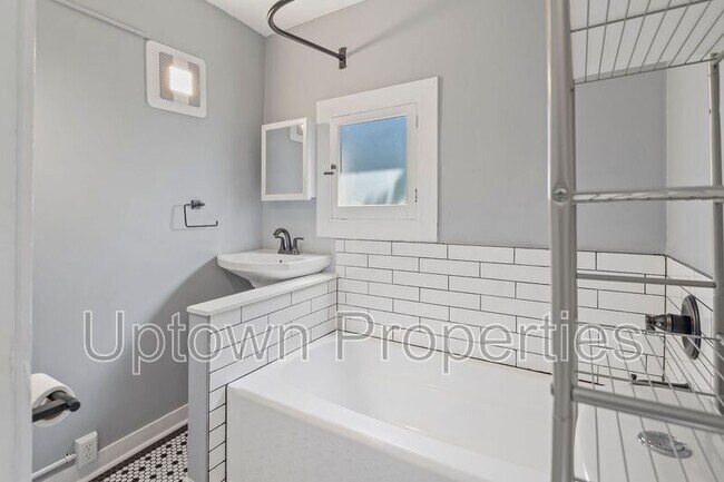 Building Photo - 1005 SE 27th Ave
