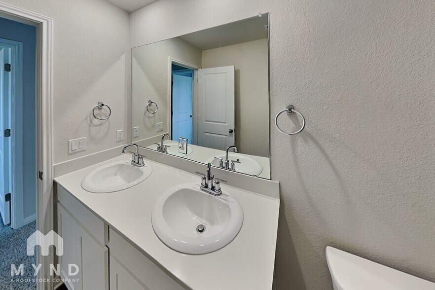 Building Photo - 1850 Settlers Glen Dr