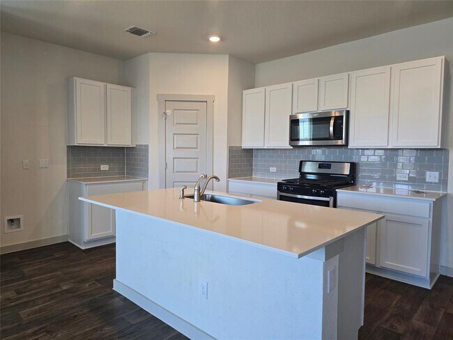 Building Photo - 200 Lavaca River Ln