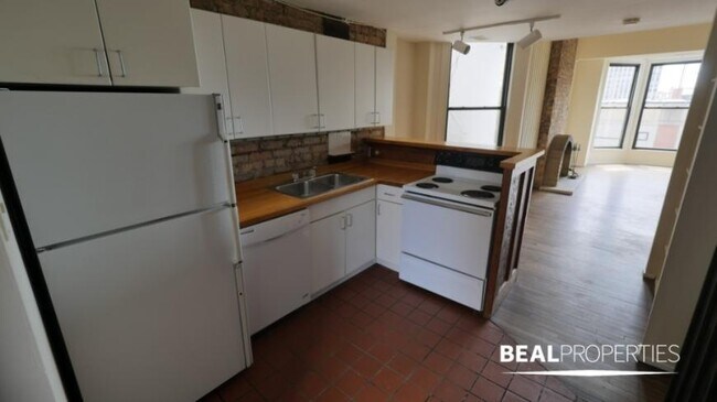 Building Photo - 2 bedroom in CHICAGO IL 60657