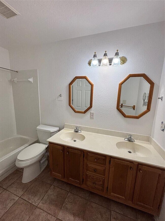 Building Photo - 1300 Leah Ln