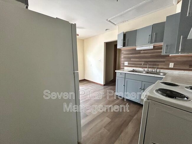 Building Photo - 323 S Napoleon Ave