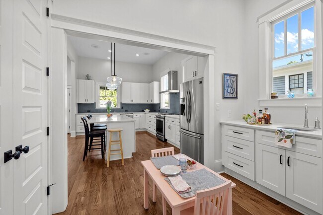 Building Photo - Gorgeous Renovation near Downtown Durham -...