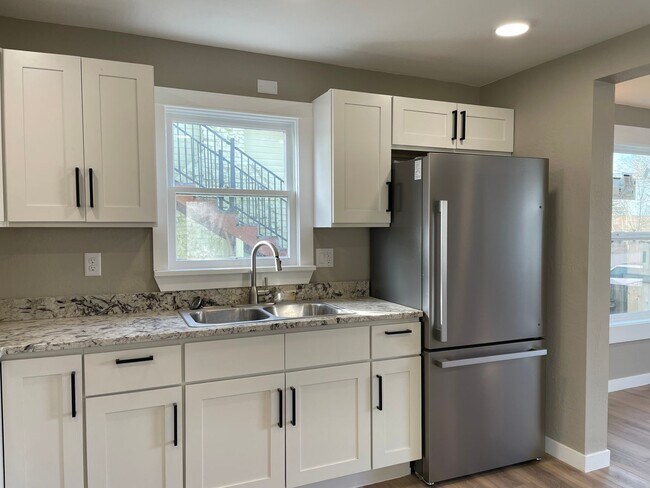 Building Photo - Newly Remodeled 2 Bedroom 1 Bathroom Home***A MUST SEE HOME***