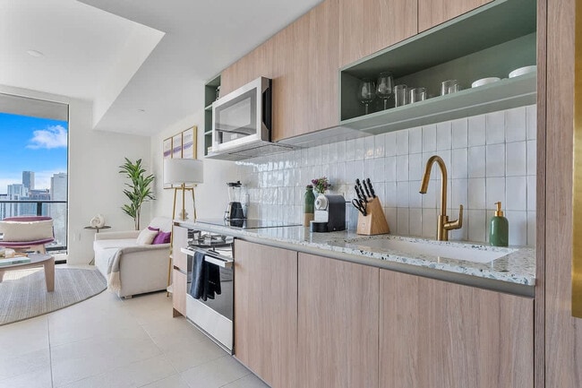 Building Photo - 601 NE 1st Ave