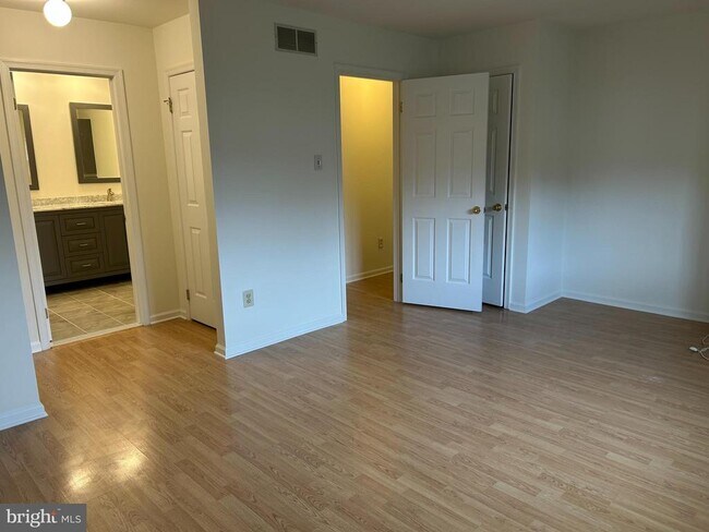 Building Photo - 201 Beacon Ct