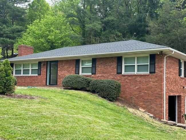 Building Photo - 11 Mountainbrook Rd