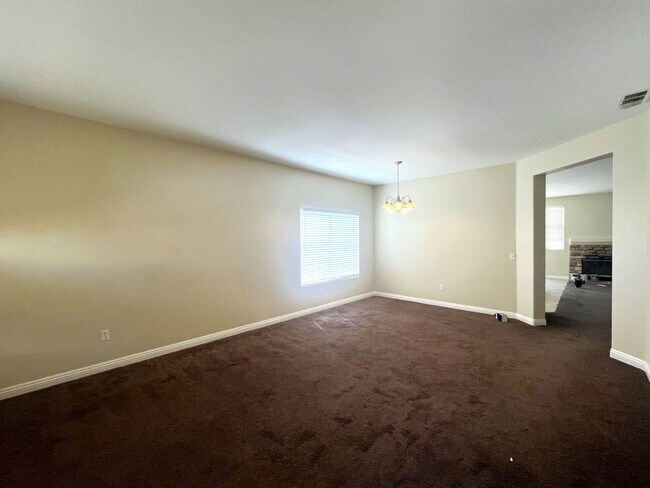 Building Photo - 5 bed, 2 bath located in Victorville, CA