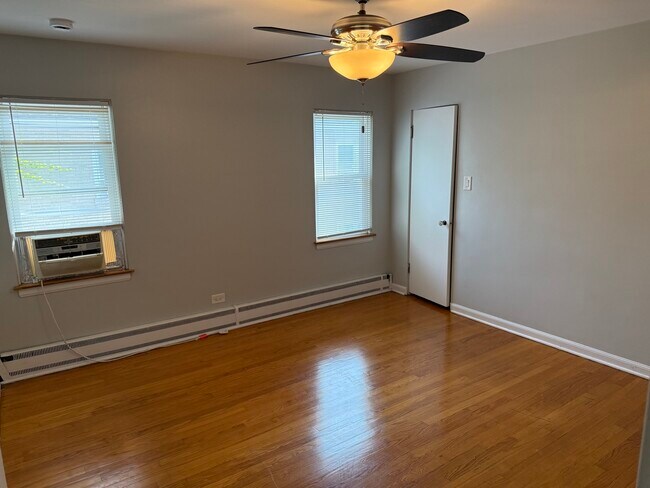 Building Photo - 1534 Clinton Pl