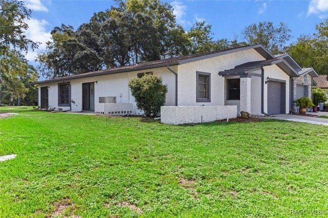 Building Photo - 83 Golfview Dr