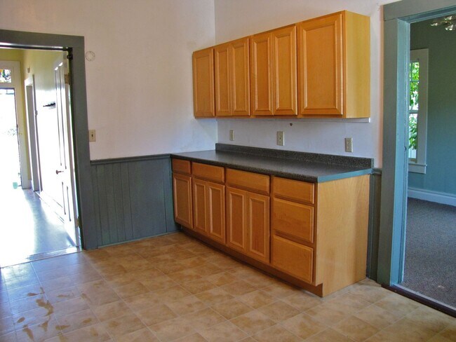 Building Photo - ***PENDING APPLICATIONS***3 Bedroom, 1 Bat...
