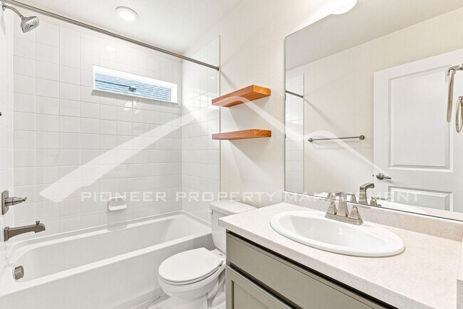 Building Photo - Charming Home with Central AC and Washer/Dryer