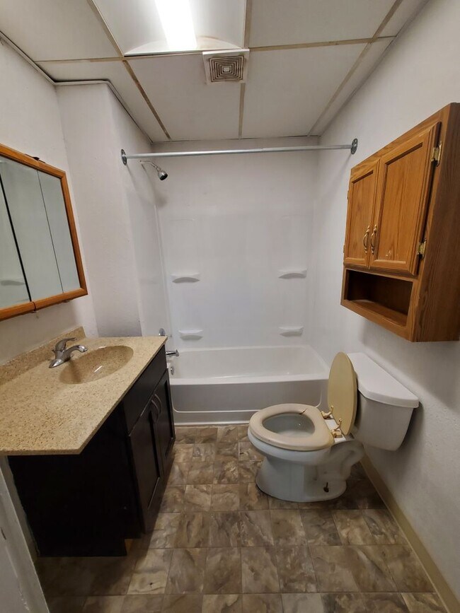 Building Photo - FOR RENT- Large UNIQUE open layout single ...