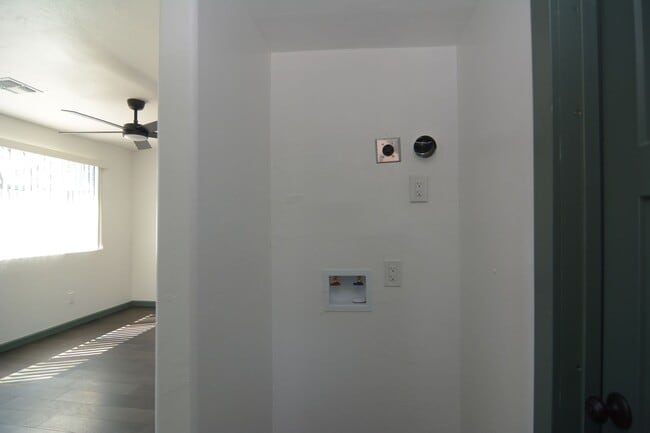 Building Photo - Remodeled 2 Bedroom 1 Bath Duplex! Great Central Tucson Location!