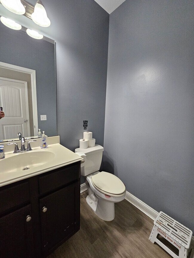 Building Photo - Gorgeous and Spacious 4 Bedroom Home!