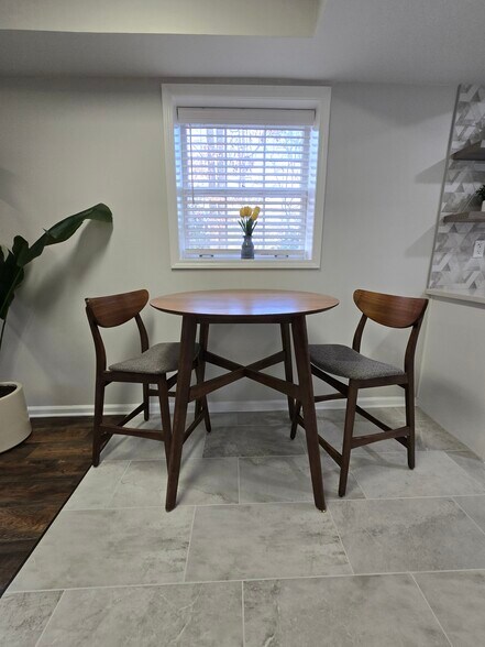 Breakfast Table w/ Chairs - 2875 Whitby Dr