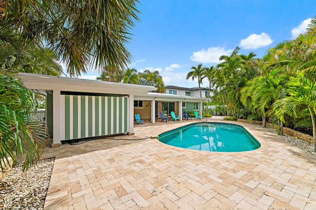 Building Photo - 440 Jupiter Ln
