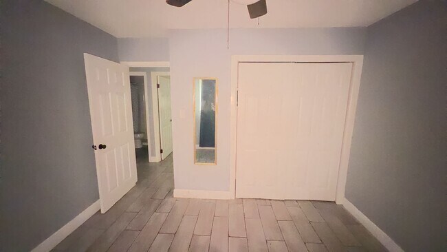 Building Photo - 3 Bedroom 2 Bath Available