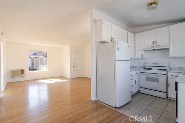 Building Photo - 13015 Vanowen St