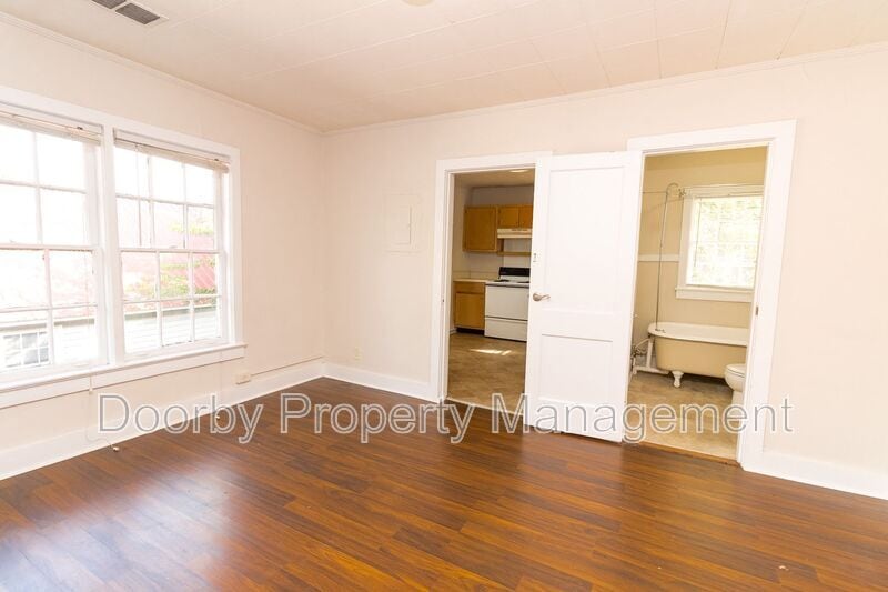 Building Photo - 1113 E 8th St