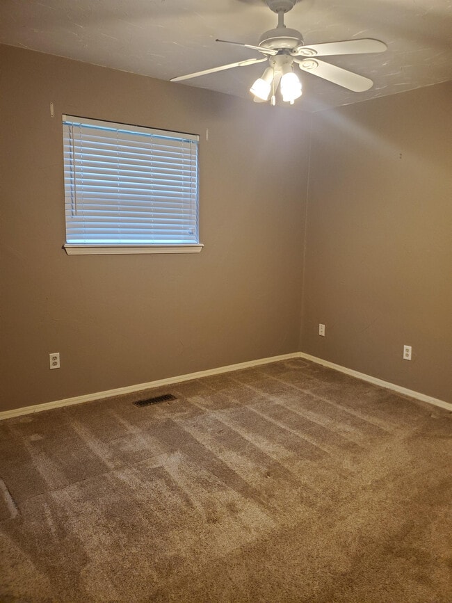 Building Photo - 912 E 10th St