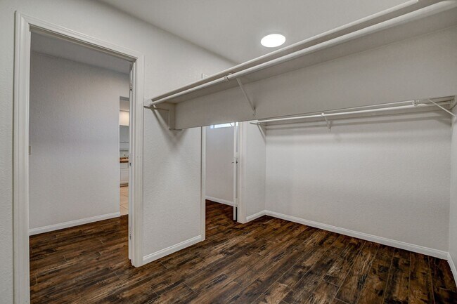 Building Photo - Stunning 5 bedroom home in The Lakes!