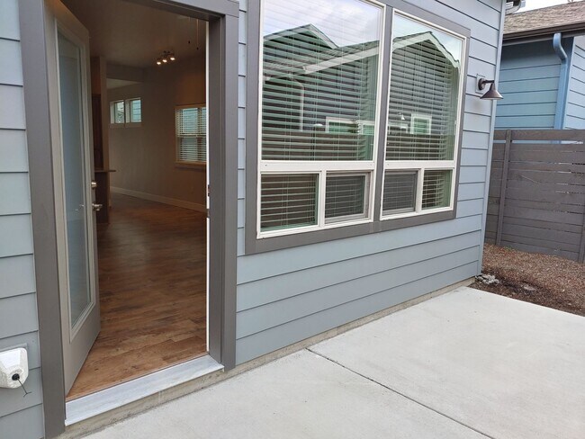 Building Photo - Beautiful Low Maintenance Home in Gated Community