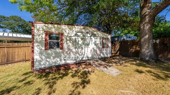 Building Photo - 2335 Nottingham Dr