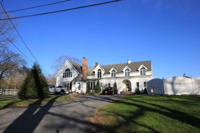 Building Photo - 16 Stowe Rd
