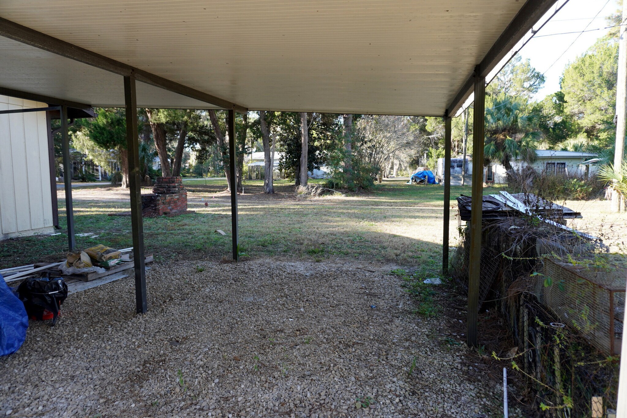 Covered carport to lush yard, launchpad for barbecues in Yankeetown's nature. - 33 63rd St
