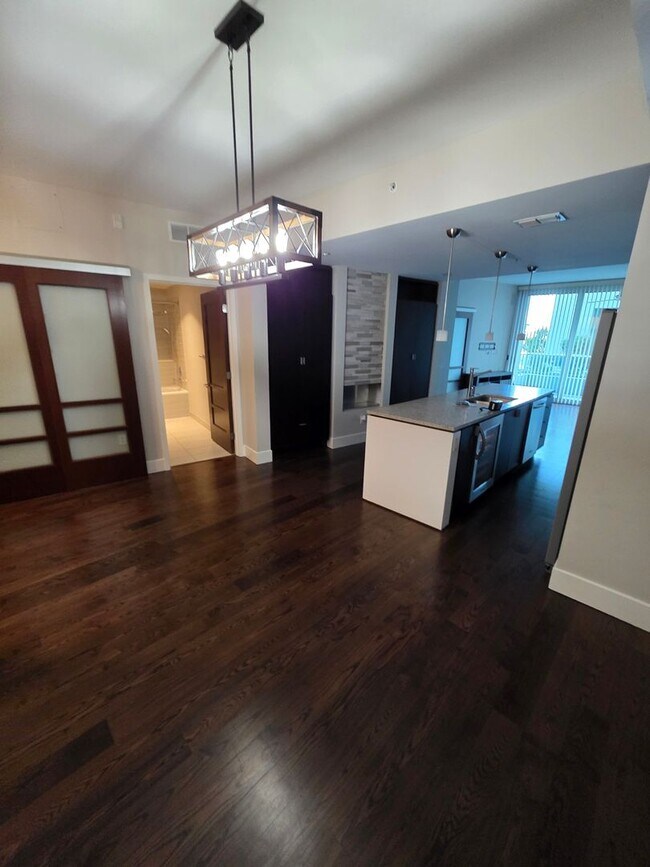 Building Photo - Luxurious 2/2 Modern Condo in Prestigious Channelside with Resort-Style Amenities