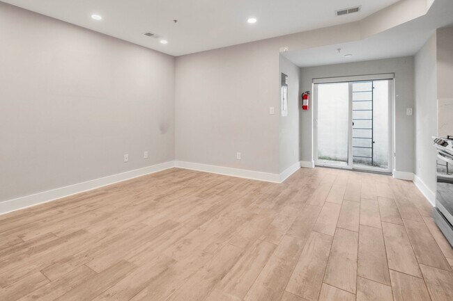 Building Photo - Lovely 1 BR/1.5 BA Condo in Columbia Heights!