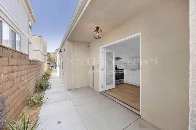 Building Photo - 308 N Catalina Ave