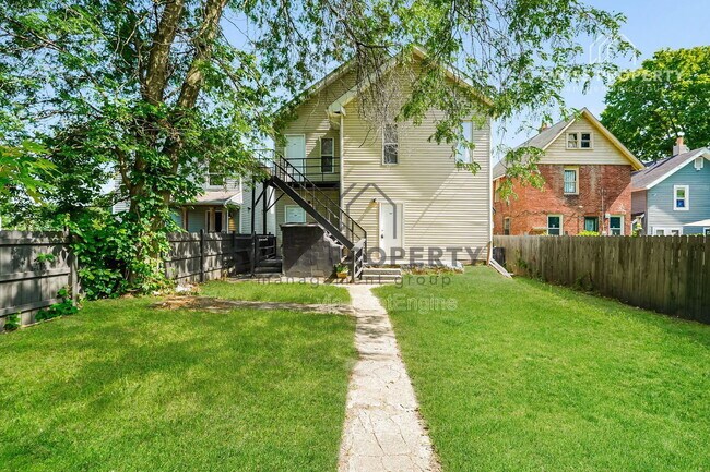 Building Photo - 1340 Mooberry St