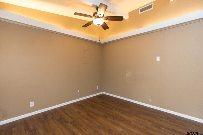 Building Photo - 3215 Fernwood Dr