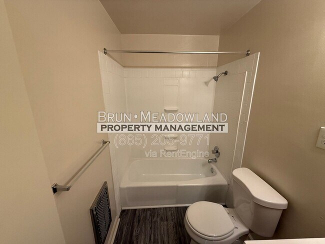Building Photo - 3813 Woodlake Dr