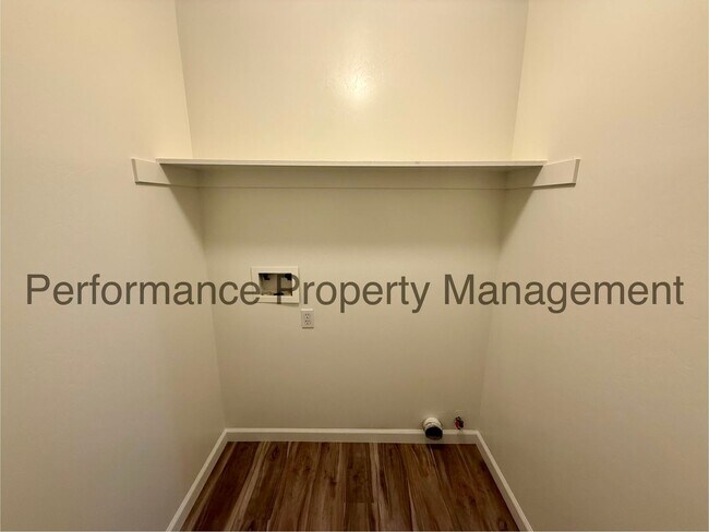 Building Photo - Stunning 5 Bed/2 Bath NW Bakersfield Home