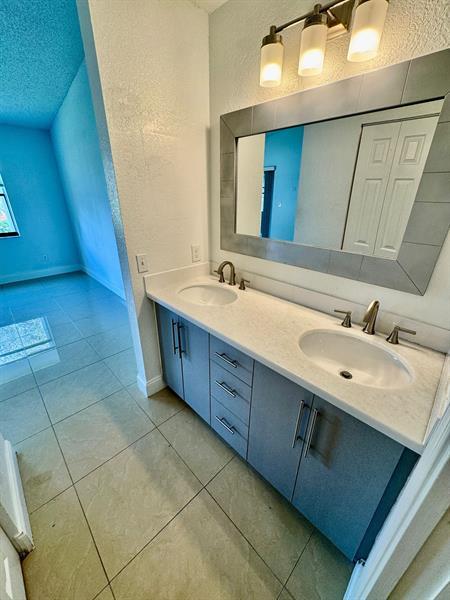 Building Photo - 9657 Riverside Dr