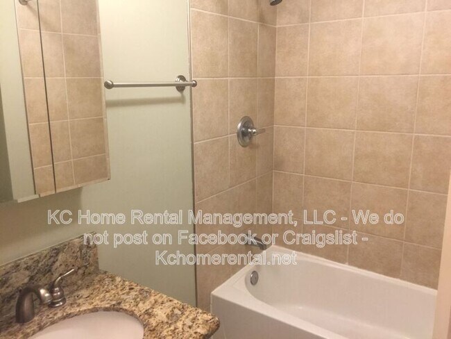 Building Photo - 200 E 43rd St