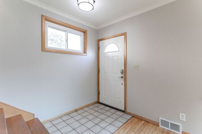 Building Photo - Updated 5 bedroom 2 bath single family house