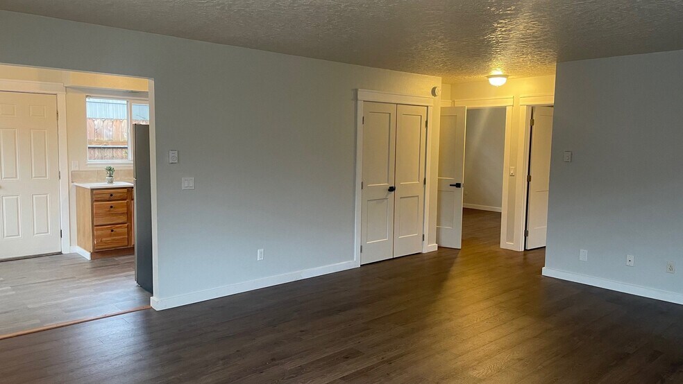 Building Photo - 8605 N Hurst Ave