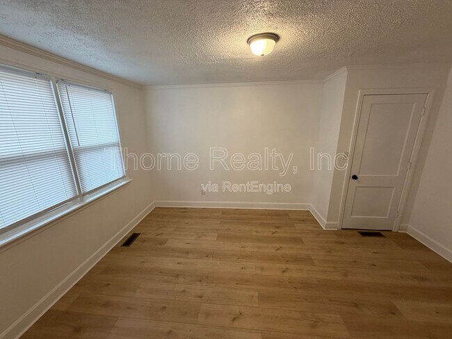 Building Photo - 1004 Moore St