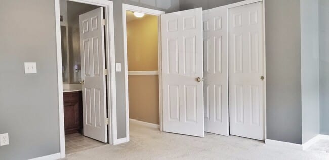 Building Photo - Stunning Town Home in Popular Liberty Hall