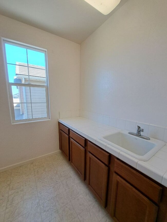 Building Photo - Beautiful 4 Bedroom Home Near Island Water...